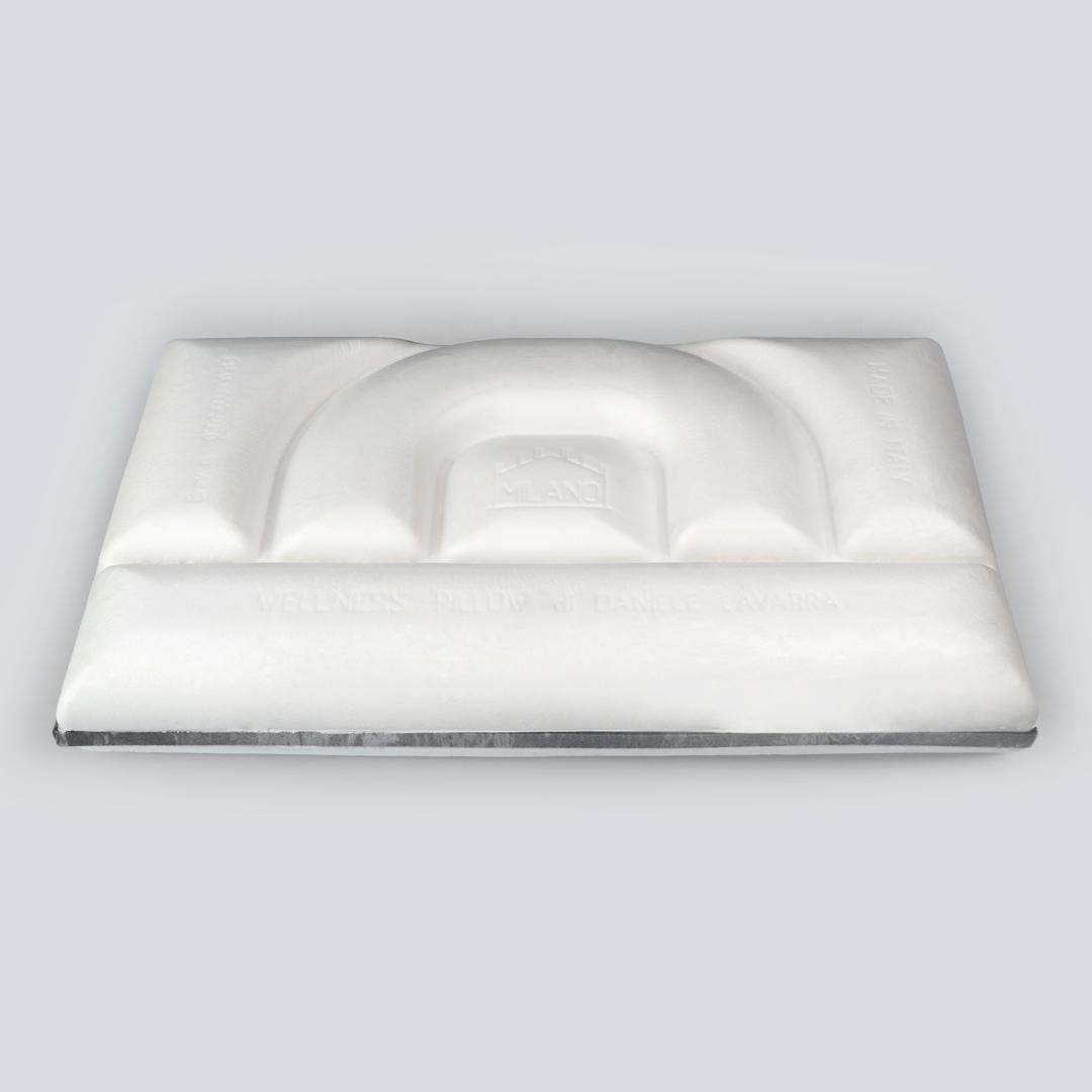 Il guanciale Wellness Pillow, certificato e brevettato, è in grado di migliorare la qualità del sonno, i problemi cervicali e la postura delle persone, garantendo un riposo ottimale grazie alla forma innovativa e perfettamente ergonomica. È realizzato con materiali di altissima qualità (memory foam e aloe vera) che prendono la forma del corpo per garantire comfort, morbidezza e benessere e prevenire tutti i disturbi legati alla cervicale, perché libera dalle tensioni di collo e spalle. Misura 70 x 40 cm; prezzo a partire da 97 euro. wellnesspillowmilano.it Il guanciale Wellness Pillow, certificato e brevettato, è in grado di migliorare la qualità del sonno, i problemi cervicali e la postura delle persone, garantendo un riposo ottimale grazie alla forma innovativa e perfettamente ergonomica. È realizzato con materiali di altissima qualità (memory foam e aloe vera) che prendono la forma del corpo per garantire comfort, morbidezza e benessere e prevenire tutti i disturbi legati alla cervicale, perché libera dalle tensioni di collo e spalle. Misura 70 x 40 cm; prezzo a partire da 97 euro. wellnesspillowmilano.it