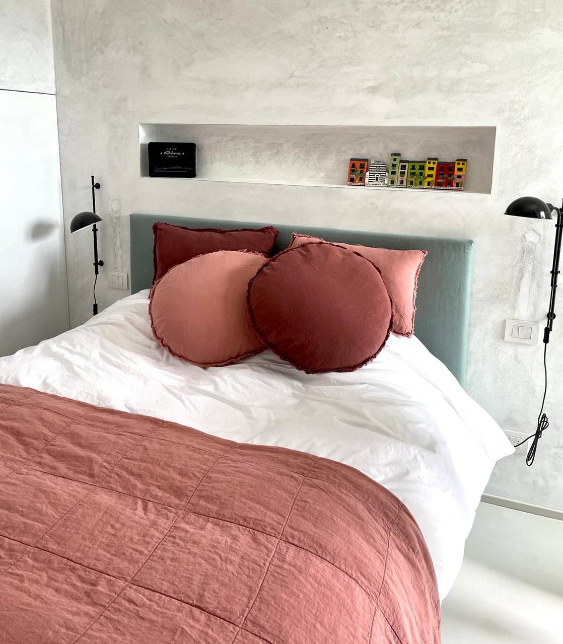 camera neutra con tessile colorato