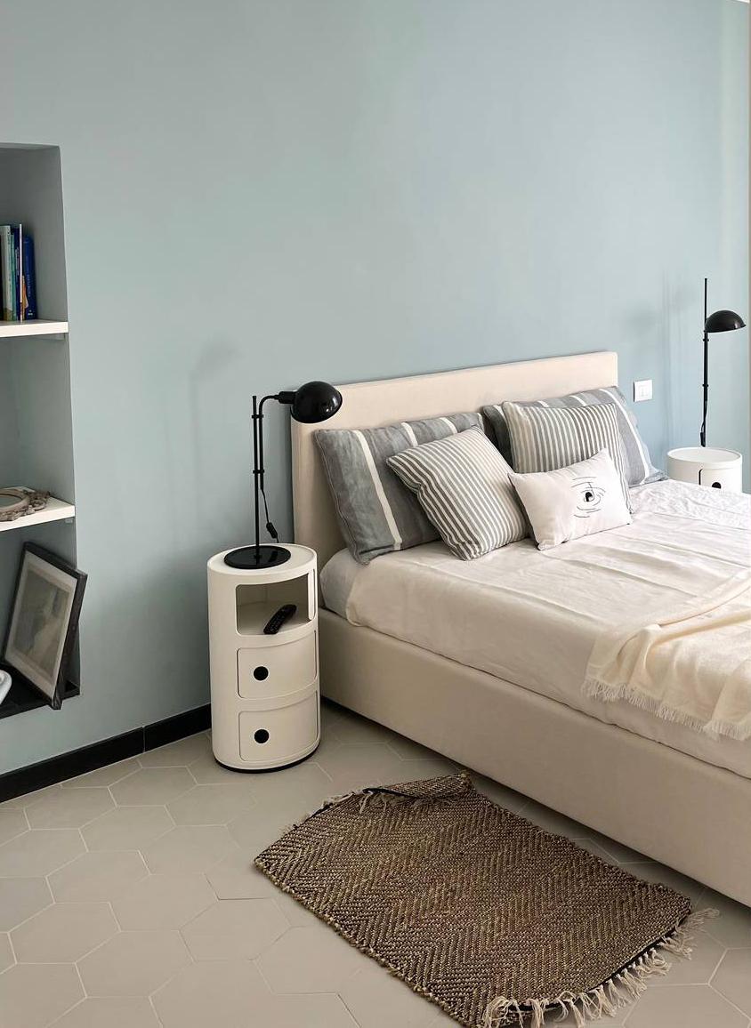 camera parete azzurra