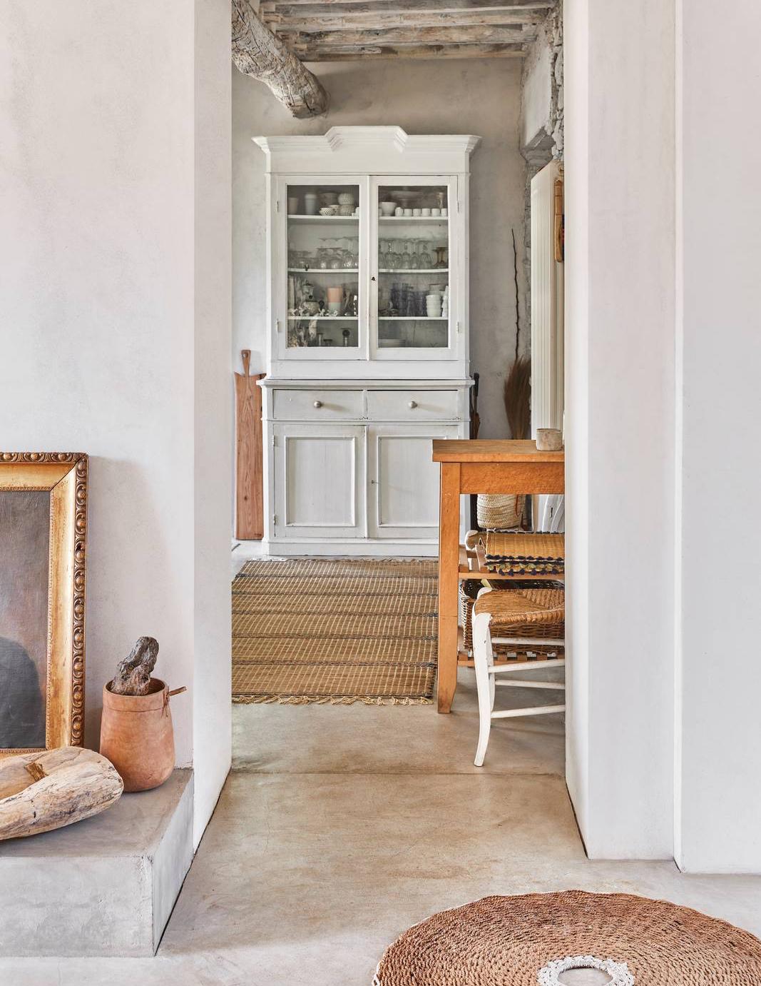 credenza bianca e tocchi caldi