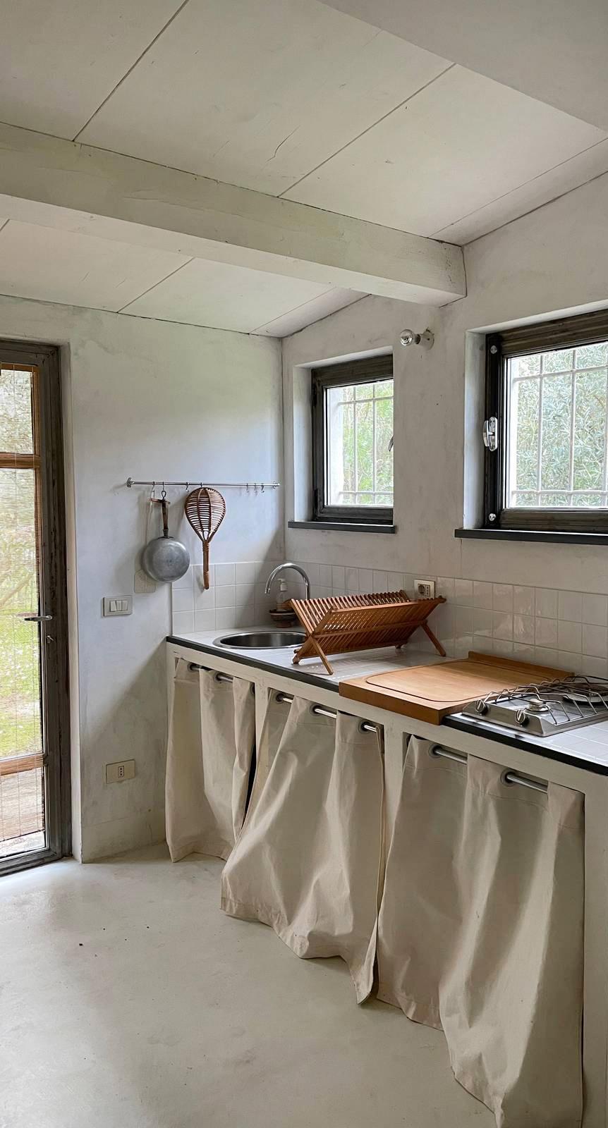 cucina in piastrelle con tenda