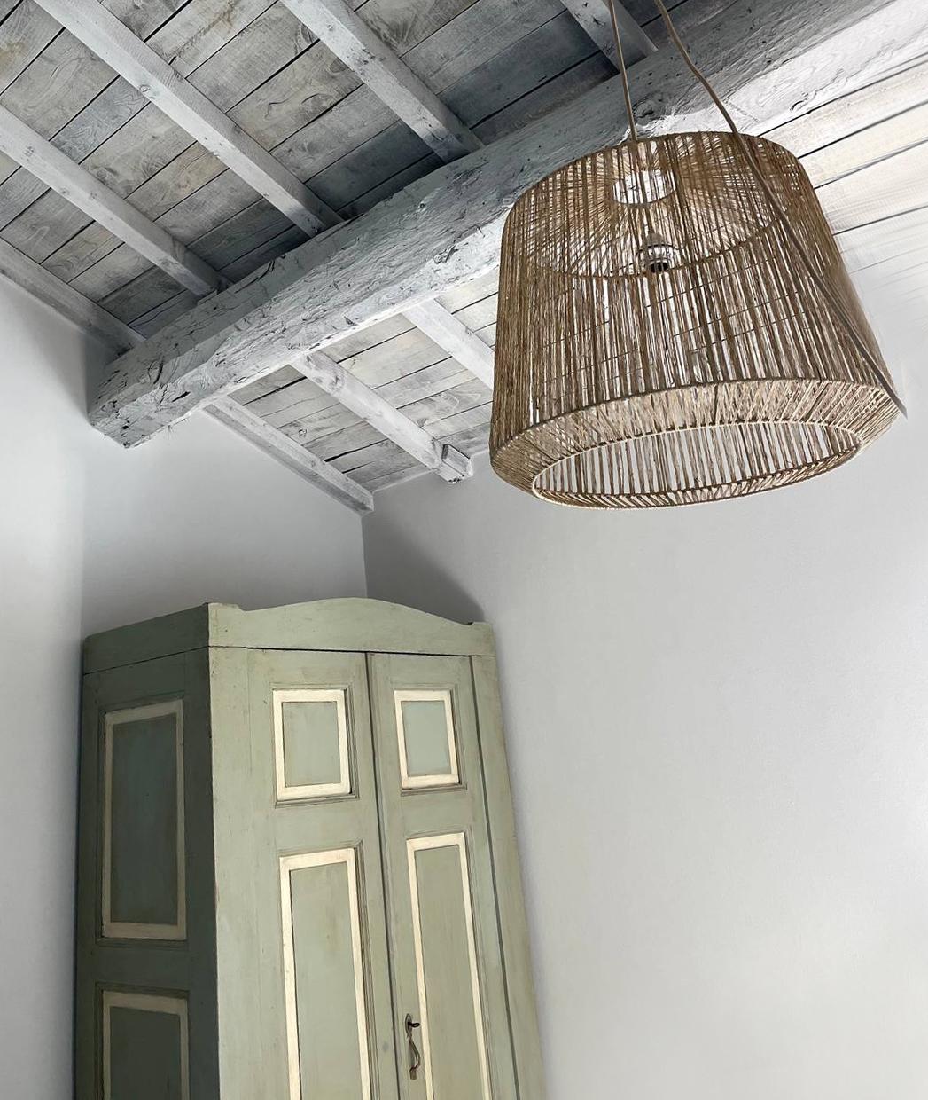 lampada decentrata e armadio verdino