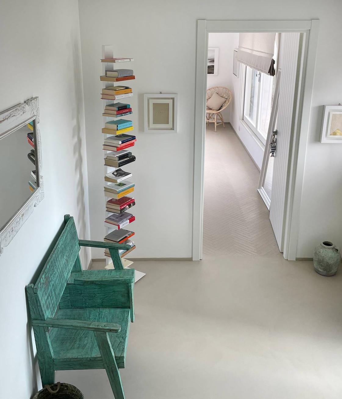 panca verde in ambiente soft