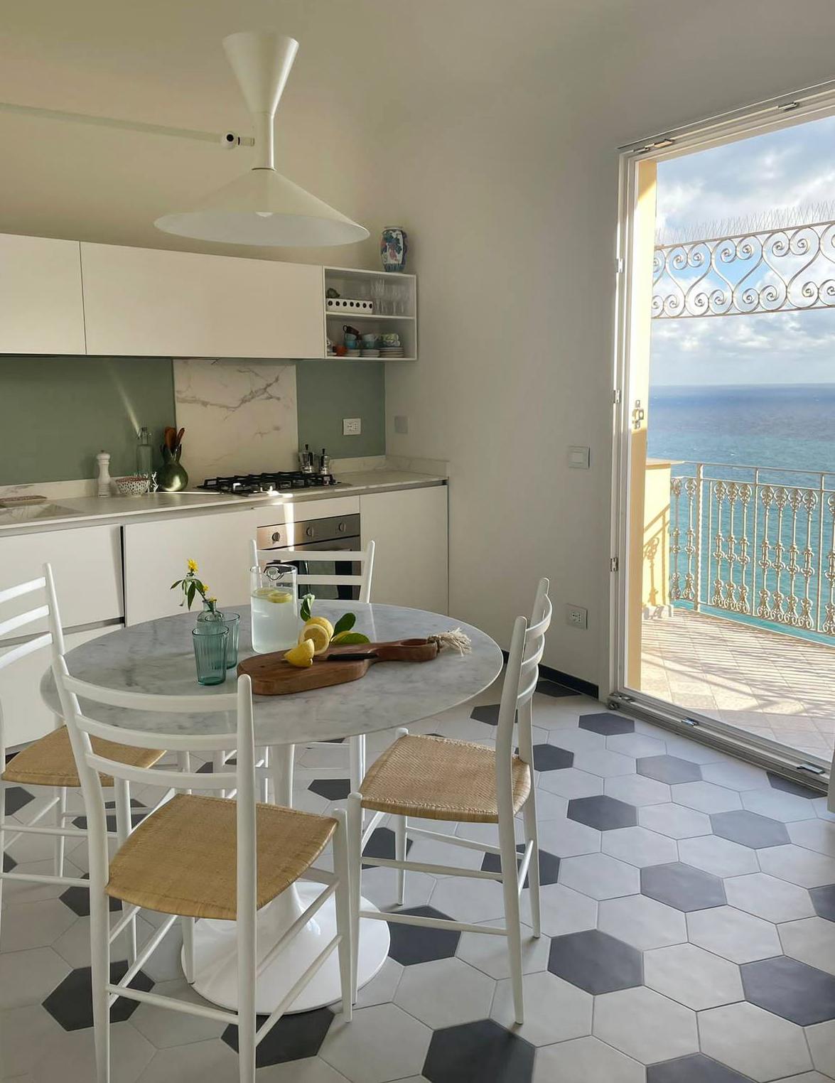 pavimento piastrelle bicolor