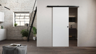 BinAir è la porta salvaspazio scorrevole esterno muro di Ermetika che racchiude eleganza, praticità e versatilità in un’unica soluzione, grazie al binario esterno muro posizionato nella parte superiore del vano porta è possibile installarla senza intervenire sulla muratura. Offre diverse varianti di colore, argento satinato, nero e champagne, nella misura standard 80x210 cm il prezzo del tealio + porta grezza è 570 euro + Iva www.ermetika.com