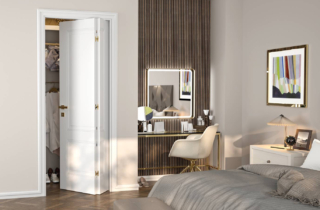 La porta Nidio della serie Dorica modello ND20 di Flessya nella versione a libro asimmetrica è salvaspazio, l’anta si piega in due richiudendosi “ad applauso” e riduce così della metà lo spazio d’apertura rispetto ad una porta a battente. In foto la finitura dell’anta è laccato bianco RAL 9010 con maniglia Quadra bronzata, misura 80x210 cm ed il prezzo è 1.417,00 + Iva www.flessya.com