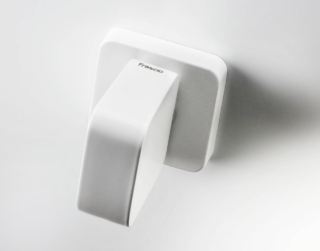 Disegnata da Simone Micheli per Frascio la maniglia Eder è caratterizzata da una forma compatta, un oggetto puro e distintivo disponibile in un’ampia gamma di finiture, in foto nella variante Bianco costa 80 euro, www.frascio.it