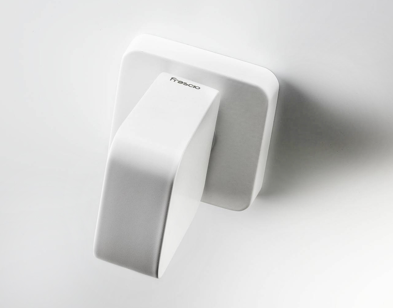 Disegnata da Simone Micheli per Frascio la maniglia Eder è caratterizzata da una forma compatta, un oggetto puro e distintivo disponibile in un’ampia gamma di finiture, in foto nella variante Bianco costa 80 euro, www.frascio.it