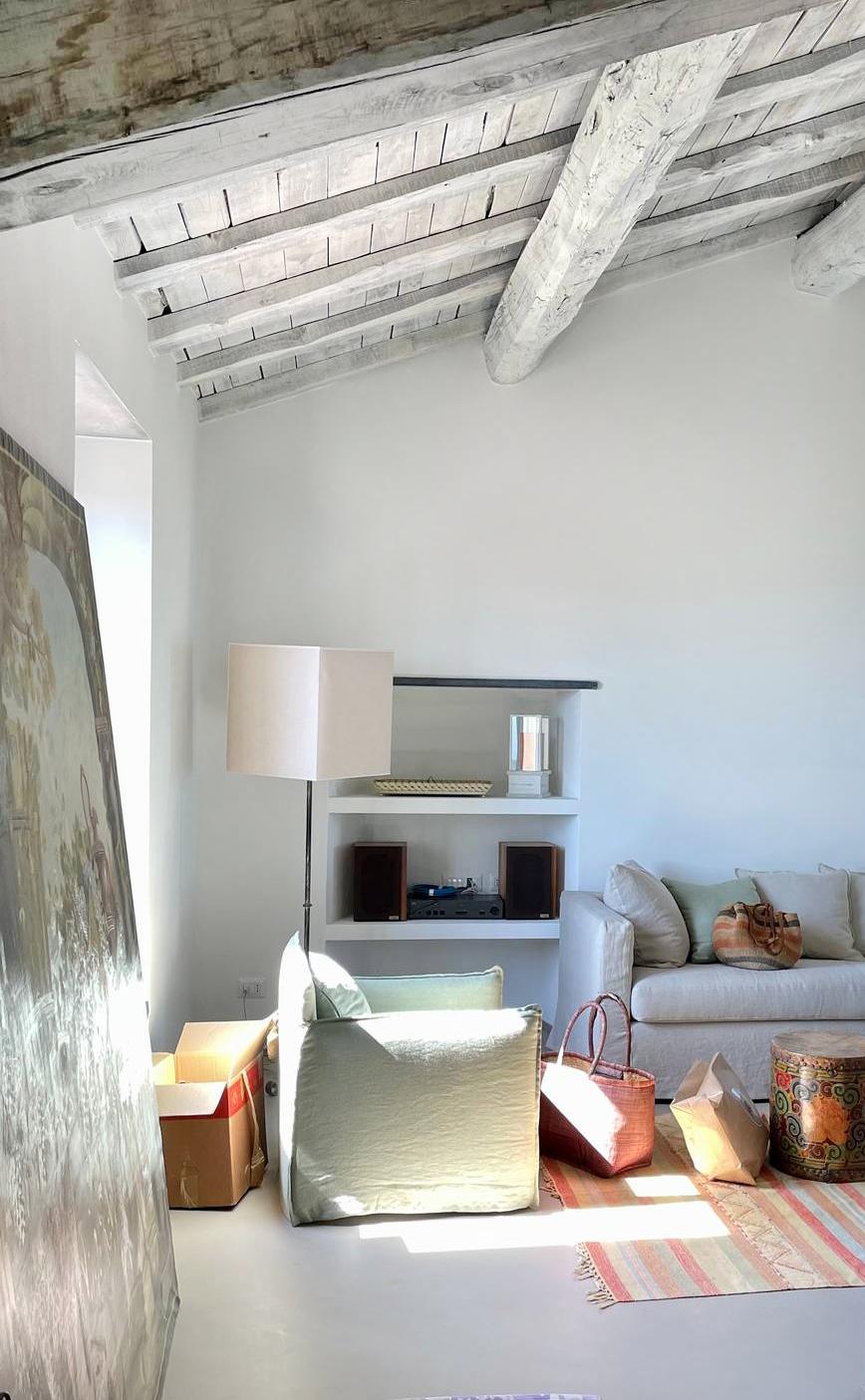 sala neutra con tocchi di colore neutro