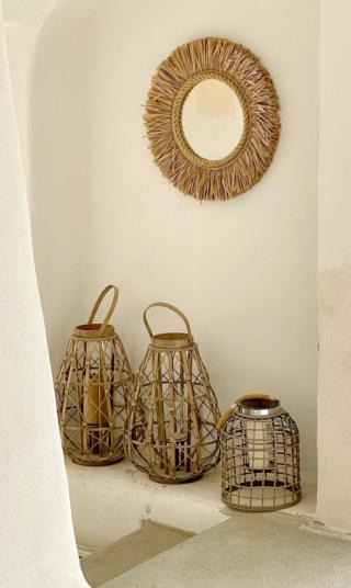 specchi in paglia e lanterne