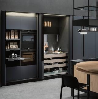 Il sistema
di armadiature con ante a scomparsa elimina l’ingombro delle aperture, facilitando l’utilizzo di scomparti con piani estraibili, cassetti, elettrodomestici incassati
CUCINAnD’O di Aran Cucine (www.arancucine.it), pensata dallo chef Davide Oldani, prevede una pratica parete laccata grigio opaco con griglie estraibili
a servizio di forno, cassetti, ripiani. Prezzo da rivenditore. Il sistema
di armadiature con ante a scomparsa elimina l’ingombro delle aperture, facilitando l’utilizzo di scomparti con piani estraibili, cassetti, elettrodomestici incassati
CUCINAnD’O di Aran Cucine (www.arancucine.it), pensata dallo chef Davide Oldani, prevede una pratica parete laccata grigio opaco con griglie estraibili
a servizio di forno, cassetti, ripiani. Prezzo da rivenditore.