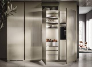 Le ante in vetro lavorato,
luminose ma non trasparenti, nascondono alla vista il contenuto.
un vantaggio quando
gli interni non sono
perfettamente ordinati
L’armadio Switch della cucina Libra di Scavolini (www.scavolini.com)
ha struttura, ripiani, cassetti laccati opachi con effetto perlato e ante di vetro dogato verticale Perlage
con gola verticale
Round laccata. Prezzo
da rivenditore. Le ante in vetro lavorato,
luminose ma non trasparenti, nascondono alla vista il contenuto.
un vantaggio quando
gli interni non sono
perfettamente ordinati
L’armadio Switch della cucina Libra di Scavolini (www.scavolini.com)
ha struttura, ripiani, cassetti laccati opachi con effetto perlato e ante di vetro dogato verticale Perlage
con gola verticale
Round laccata. Prezzo
da rivenditore.