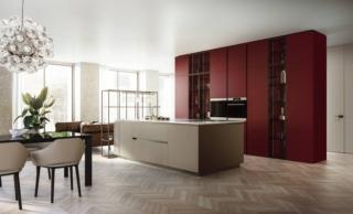 Volumi extra
e colonne ad ante rientranti, abbinati a zoccoli di altezza ridotta, offrono una maggiore capacità contenitiva
Lounge di Veneta Cucine (www.venetacucine.com) ha alte colonne laccate Rosso Roma finitura Metallo e isola di vetro Canneté Cappuccino. Libreria Gravity e vetrine Sunset alleggeriscono
la composizione. Una base
da 60 cm costa a partire da 399 euro. Volumi extra
e colonne ad ante rientranti, abbinati a zoccoli di altezza ridotta, offrono una maggiore capacità contenitiva
Lounge di Veneta Cucine (www.venetacucine.com) ha alte colonne laccate Rosso Roma finitura Metallo e isola di vetro Canneté Cappuccino. Libreria Gravity e vetrine Sunset alleggeriscono
la composizione. Una base
da 60 cm costa a partire da 399 euro.