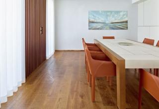 Deciso di Fiemme Tremila (www.fiemmetremila.it) è un parquet in rovere thermowood variegato biocompatibile, con lavorazione "Segato". Al mq costa 160 euro/mq (L 154 mm). Deciso di Fiemme Tremila (www.fiemmetremila.it) è un parquet in rovere thermowood variegato biocompatibile, con lavorazione "Segato". Al mq costa 160 euro/mq (L 154 mm).