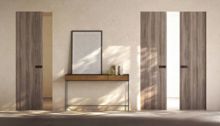 Disponibile per anta singola o doppia, il controtelaio Absolute Evo di Ermetika ha profili in alluminio senza stipiti e coprifili, per pareti in muratura o cartongesso. Varie le finiture del pannello. Nella misura L 80 x H 210 cm con anta grezza costa 852 euro + Iva. www.ermetika.com