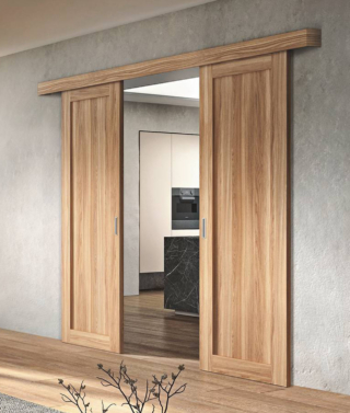 Linea neoclassica
per la porta scorrevole
Fenice art. F36 della linea Plantext di GD Dorigo
che ha due ante con rivestimento in laminato Plantext dall’effetto materico, resistente a graffi e usura. Qui è nella finitura Giada, coordinata con la fascia che nasconde il meccanismo. Costa da 2.608 euro. www.gd-dorigo.com