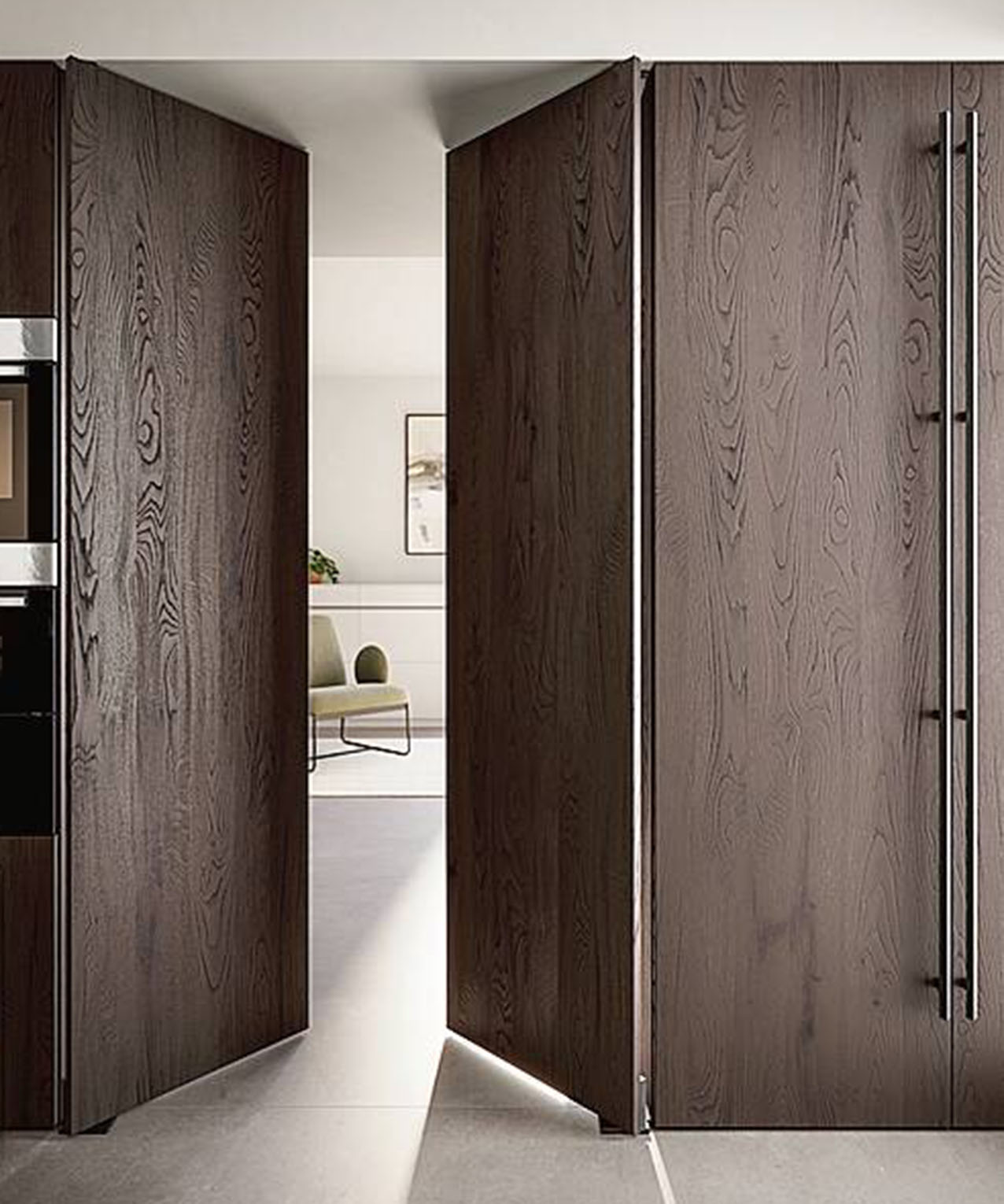 I moduli di passaggio di Arredo3 si compongono delle colonne autoportanti Maxxi a cui sono agganciate uno o due ante che fungono da porta. Ha sistema di chiusura rallentata. La maniglia è incassata o esterna. Diverse le finiture, come le altezze, qui 216 cm. www.arredo3.it