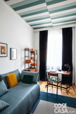 Tendenza in crescita, decorare il soffitto al posto delle pareti, lasciate bianche, permette di creare un ambiente particolarmente interessante. Soprattutto se si gioca con le texture e con i colori, come in questo studio. Tendenza in crescita, decorare il soffitto al posto delle pareti, lasciate bianche, permette di creare un ambiente particolarmente interessante. Soprattutto se si gioca con le texture e con i colori, come in questo studio.