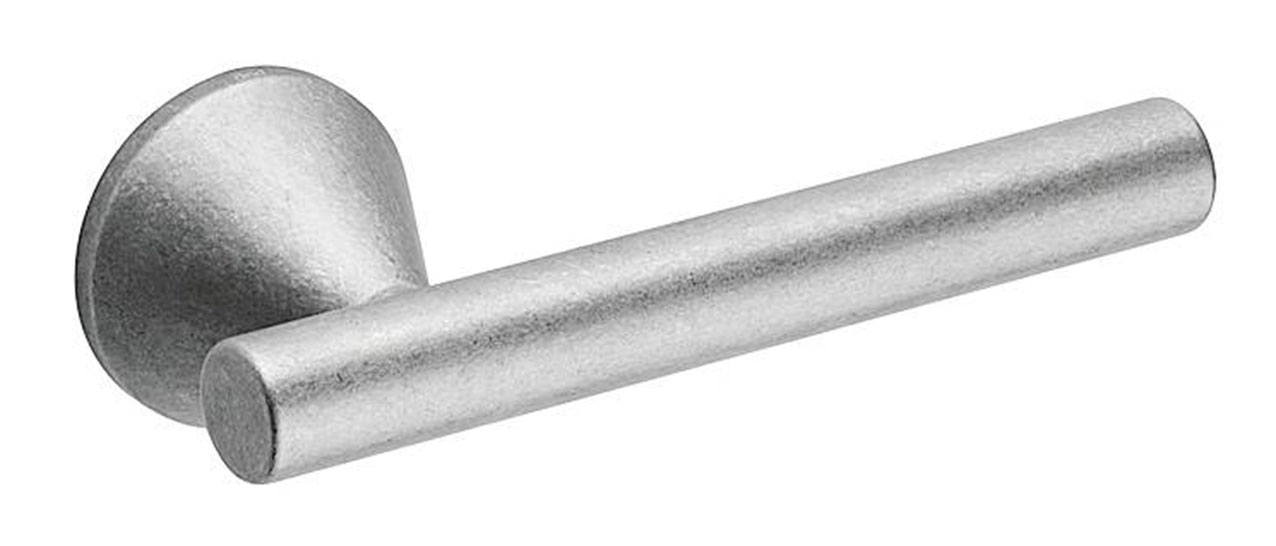 Pencil di Dnd ha design geometrico con forme nette, come il gambo affilato, ispirato alla punta di una matita. In alluminio, è nelle finiture Alluminio naturale, Bronzo, Argento, Oro satinato, Nero e Bianco. Costa 206 euro + Iva. www.dndhandles.it