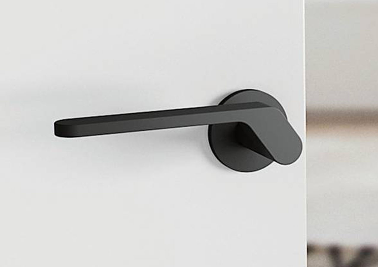 Sigma di Frascio, riedizione di un modello degli anni '70 (design Lorenzo Rosa Fauzza), in zama, è proposta in un'ampia gamma di finiture, tra cui nero opaco (in foto), cromo lucido, cromo satinato, ottone satinato verniciato, nickel satinato verniciato, bronzo trend e antico opaco. www.frascio.it