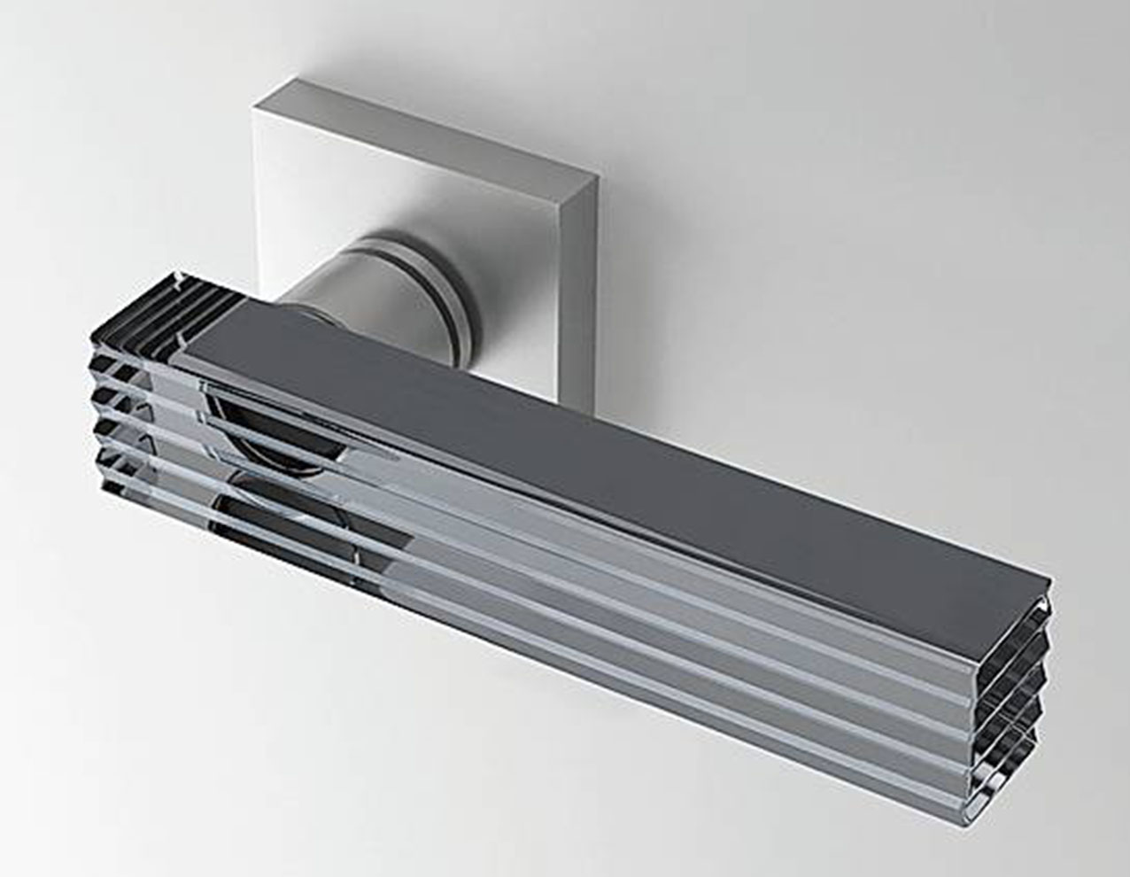 Way, della linea Arius Home di Glass Design è in cristallo lavorato artigianalmente, con finitura Quarzo in grigio fumé. La forma è rigorosa, attraversata da incavi orizzontali. Costa 406 euro + Iva. www.glassdesign.it