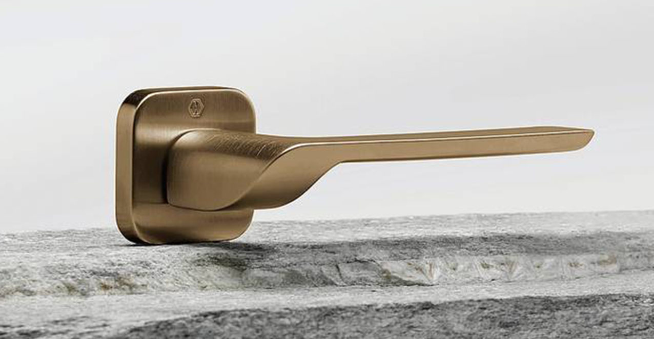 Venezia, della linea Duravert di Hoppe ha forma asimmetrica. È in ottone, con superficie resistente alla corrosione. Le finiture sono satinate: cromo o di aspetto ottone, rame, bronzo, nero e antracite. Costa da 131 euro + Iva. www.hoppe.com/it-it