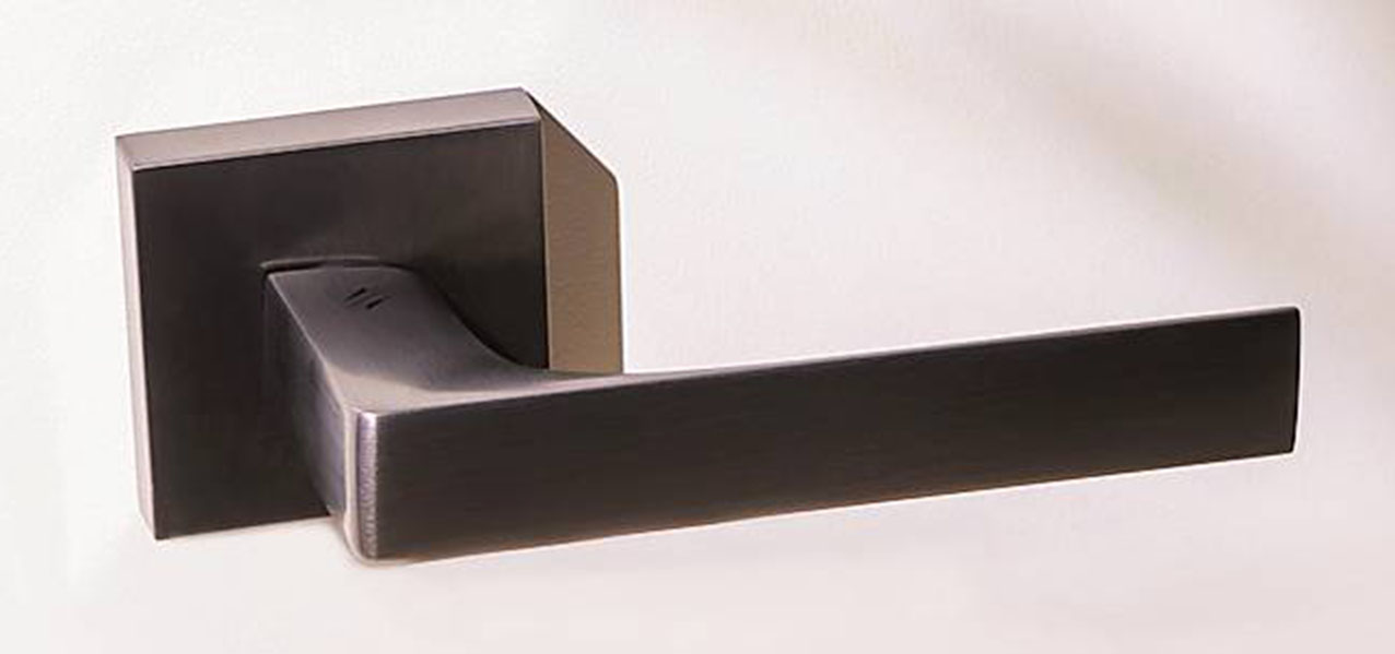 RobocinqueS di Colombo Design combina un profilo frontale essenziale con una forma posteriore ergonomica, offrendo una presa confortevole. È realizzata in lega metallica Cromall® nelle finiture Cromo, Cromat, Grafite, Grafite Mat, Nero Mat, Biancomat e Umber Bronze. Costa a partire da 87 euro + Iva. www.colombodesign.com