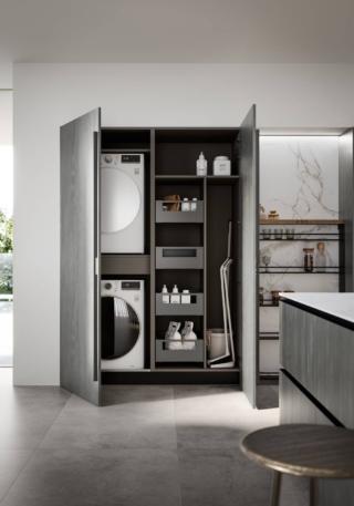 Composizione Kalì di Arredo3, modulo lavanderia accessoriato con mensole e cestoni