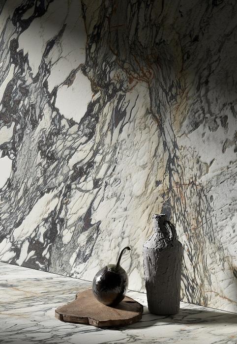 La collezione Dinamika Marble Edition di Gruppo Del Conca è in gres porcellanato con un effetto marmo iperrealistico. Quattro le tipologie lapidee ricreate: Breccia Capraia, Onice Verde, Invisible Grey e Van Gogh White. Tra queste, il marmo Breccia Capraia ha fondo bianco, arricchito da venature policrome importanti che corrono su tutta la sua superficie: tonalità scure e intense del grigio e nero, marrone, viola, con accenni di arancione/giallo. La tecnologia Dinamika consente di realizzare la superficie in in un’unica fase, così grafica e struttura combaciano. www.delconca.com/it/ La collezione Dinamika Marble Edition di Gruppo Del Conca è in gres porcellanato con un effetto marmo iperrealistico. Quattro le tipologie lapidee ricreate: Breccia Capraia, Onice Verde, Invisible Grey e Van Gogh White. Tra queste, il marmo Breccia Capraia ha fondo bianco, arricchito da venature policrome importanti che corrono su tutta la sua superficie: tonalità scure e intense del grigio e nero, marrone, viola, con accenni di arancione/giallo. La tecnologia Dinamika consente di realizzare la superficie in in un’unica fase, così grafica e struttura combaciano. www.delconca.com/it/