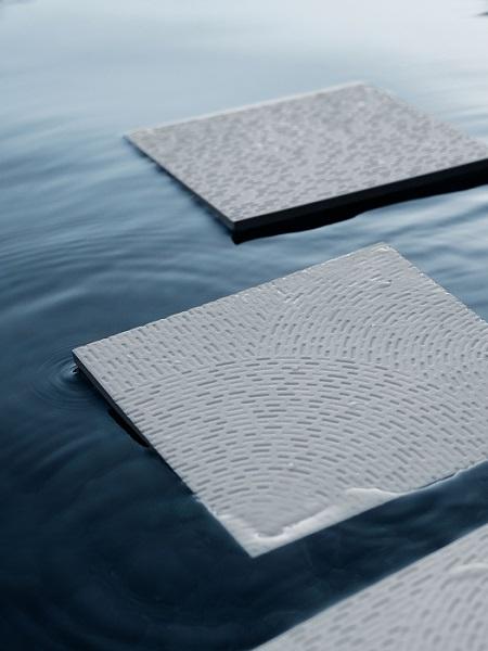 Windy di Decoratori Bassanesi trae ispirazione dal vento, con le increspature, le tracce e i vortici lasciati dal suo passaggio sull’acqua. Grazie alla tecnica ceramica, i colori sono fusi direttamente nell’argilla e le superfici sono decorate con motivi tridimensionali in rilievo. I solchi sono ottenuti utilizzando scalpelli, punte e trapani di diverse forme e dimensioni. Il gres porcellanato è a tutta massa con quattro grafiche combinabili tra loro e altrettanti colori neutri. www.decoratoribassanesi.it Windy di Decoratori Bassanesi trae ispirazione dal vento, con le increspature, le tracce e i vortici lasciati dal suo passaggio sull’acqua. Grazie alla tecnica ceramica, i colori sono fusi direttamente nell’argilla e le superfici sono decorate con motivi tridimensionali in rilievo. I solchi sono ottenuti utilizzando scalpelli, punte e trapani di diverse forme e dimensioni. Il gres porcellanato è a tutta massa con quattro grafiche combinabili tra loro e altrettanti colori neutri. www.decoratoribassanesi.it