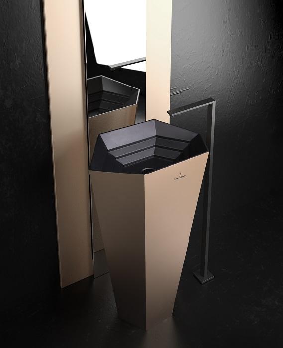 La collezione di lavabi Vision di Glass Design è nata in collaborazione con Tonino Lamborghini. Da appoggio e freestanding, sono realizzati in Vetrofreddo®, materiale composto da pigmenti vetrosi e pregiate resine, con trattamento “antiscratch” che mantiene nel tempo l’integrità della superficie colorata. L’interno del lavabo è nero con scalettature e l’esterno è liscio e materico al tatto, nella finitura color Rosa Sahara. La piletta automatica con overflow integrato non richiede il troppopieno e consente lo scarico dell’acqua al raggiungimento di un determinato livello prestabilito. www.glassdesign.it La collezione di lavabi Vision di Glass Design è nata in collaborazione con Tonino Lamborghini. Da appoggio e freestanding, sono realizzati in Vetrofreddo®, materiale composto da pigmenti vetrosi e pregiate resine, con trattamento “antiscratch” che mantiene nel tempo l’integrità della superficie colorata. L’interno del lavabo è nero con scalettature e l’esterno è liscio e materico al tatto, nella finitura color Rosa Sahara. La piletta automatica con overflow integrato non richiede il troppopieno e consente lo scarico dell’acqua al raggiungimento di un determinato livello prestabilito. www.glassdesign.it