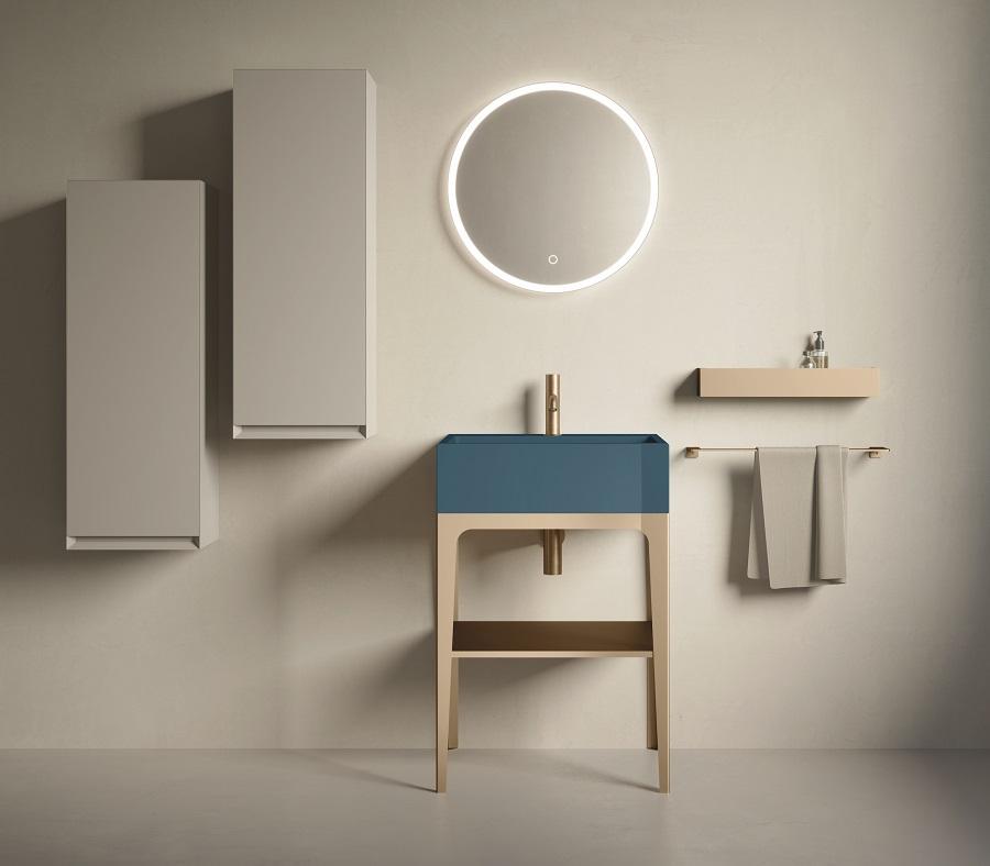 Il lavabo Camaleo di Colavene è abbinato a nuove strutture e mobili coordinati con pratici cassetti, che ne richiamano le geometrie squadrate. Le nuove finiture sono metalliche: acciaio spazzolato e bronzo, ma anche in nero. Il lavabo è realizzato in ceramica con una linea squadrata e in diversi colori, per creare contrasti o abbinamenti armonici con struttura e rivestimenti: 6 tonalità lucide (Vinaccia, Lilla, Terra, Azzurro, Petrolio e Verde Bamboo) e 11 matt (Bianco, Nero, Grigio, Terra, Matera, Siena, Verde Bamboo, Rosa, Azzurro, Verde Acqua, Petrolio). www.colavene.it Il lavabo Camaleo di Colavene è abbinato a nuove strutture e mobili coordinati con pratici cassetti, che ne richiamano le geometrie squadrate. Le nuove finiture sono metalliche: acciaio spazzolato e bronzo, ma anche in nero. Il lavabo è realizzato in ceramica con una linea squadrata e in diversi colori, per creare contrasti o abbinamenti armonici con struttura e rivestimenti: 6 tonalità lucide (Vinaccia, Lilla, Terra, Azzurro, Petrolio e Verde Bamboo) e 11 matt (Bianco, Nero, Grigio, Terra, Matera, Siena, Verde Bamboo, Rosa, Azzurro, Verde Acqua, Petrolio). www.colavene.it