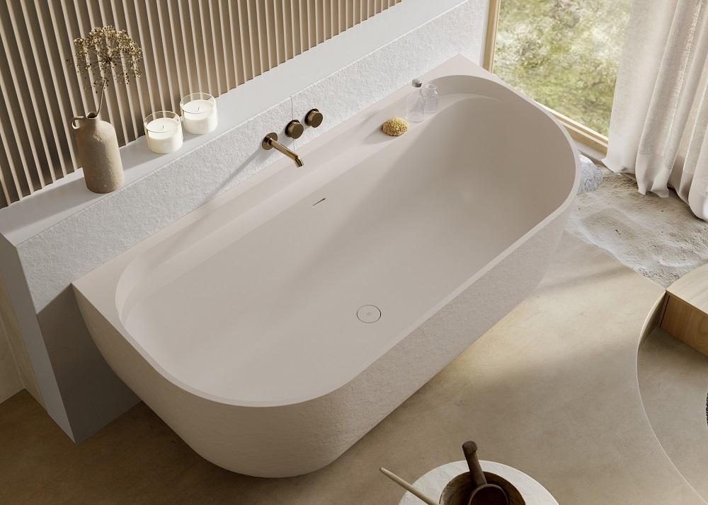 Curve ampie e morbide caratterizzano il profilo della vasca Noon di Acquabella, realizzata in Akron®, materiale composito a base di poliuretano e cariche minerali, resistente a urti, shock termici, antibatterico e antiscivolo. L'interno è setoso e una bordatura in rilievo offre un comodo piano di appoggio. La superficie può essere nella texture Slate, ad effetto ardesia, o nelle numerose varianti cromatiche disponibili. L'installazione è a parete. www.acquabella.com/it Curve ampie e morbide caratterizzano il profilo della vasca Noon di Acquabella, realizzata in Akron®, materiale composito a base di poliuretano e cariche minerali, resistente a urti, shock termici, antibatterico e antiscivolo. L'interno è setoso e una bordatura in rilievo offre un comodo piano di appoggio. La superficie può essere nella texture Slate, ad effetto ardesia, o nelle numerose varianti cromatiche disponibili. L'installazione è a parete. www.acquabella.com/it