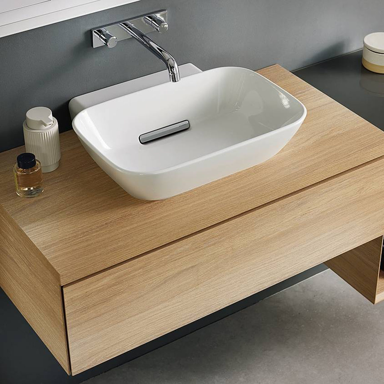 Il lavabo della serie One di Geberit ha scarico orizzontale in posizione posteriore che evita ristagni d’acqua: il deflusso è agevolato dalla vasca inclinata. La copertura è rimovibile per la pulizia dell’inserto a pettine. Misura L 50 x P 42,5 x H 15,5 cm. Costa da 723 euro + Iva. www.geberit.it