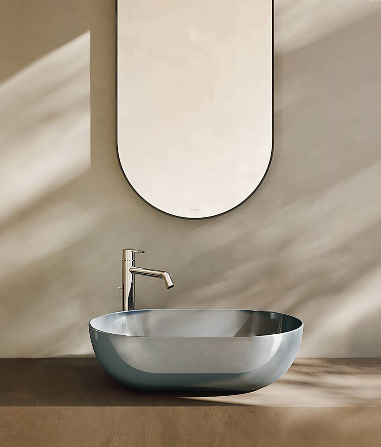 Il lavabo da appoggio
della collezione Riflessi di Luce
di Globo è in ceramica nella tonalità Denim, un azzurro sfumato
e brillante che riflette la luce.
È disponibile in altri sei colori: Terra d’Ombra, Zaffiro, Verde Mare, Ottone Antico, Rosso Pompei, Catrame. Misura L 50 x P 36 x H 16 cm.  www.ceramicaglobo.com