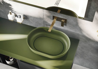 Finitura Verde Felce opaco per Minorca di Inda, disponibile in altri 15 colori opachi oltre al bianco. È realizzato in Mineralguss, composto da cariche minerali naturali
legate da resina poliestere,
con superficie liscia, resistente
e igienica. Misura L 55 x P 40 x
H 13,7 cm e costa 608 euro. www.inda.net