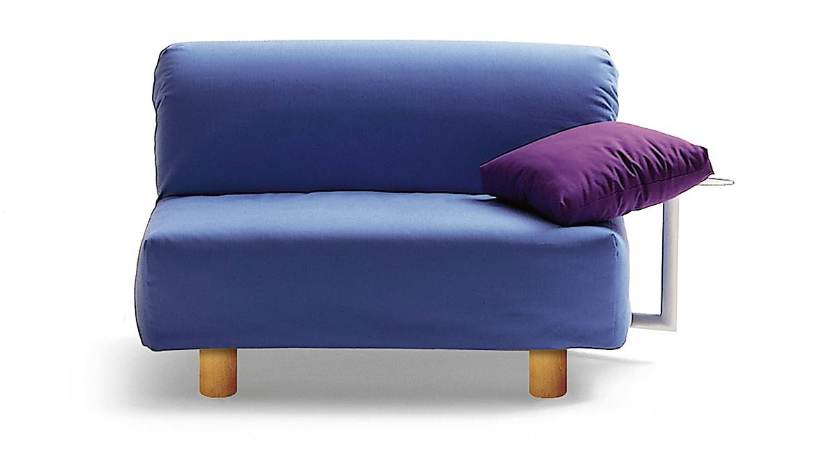Materasso in poliuretano espanso e plumette di Istante di Campeggi si ripiegano formando schienale e seduta. Il tavolino accessorio in acciaio smaltato può essere aggiunto a destra o a sinistra. Misura L 130 cm x H 80 cm (con materasso L 187 x P 120 cm) e costa da 1.386 euro; il tavolino costa 371 euro. www.campeggidesign.it Materasso in poliuretano espanso e plumette di Istante di Campeggi si ripiegano formando schienale e seduta. Il tavolino accessorio in acciaio smaltato può essere aggiunto a destra o a sinistra. Misura L 130 cm x H 80 cm (con materasso L 187 x P 120 cm) e costa da 1.386 euro; il tavolino costa 371 euro. www.campeggidesign.it