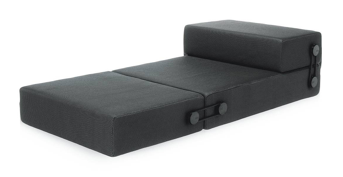 Disegnato da Piero Lissoni, Trix di Kartell si compone di tre elementi collegati tra loro da elastici e ha tre modalità di utilizzo. Rivestito in tessuto tecnico, misura in versione pouf 100 x 75 x H 40 cm; dormeuse L 160 x P 75 x H 40 cm, letto 200 x 75 x H 20 cm; costa 1.167 euro. Il tessuto tecnico del rivestimento a trama tridimensionale è disponibile anche in arancione e in bianco. www.kartell.com Disegnato da Piero Lissoni, Trix di Kartell si compone di tre elementi collegati tra loro da elastici e ha tre modalità di utilizzo. Rivestito in tessuto tecnico, misura in versione pouf 100 x 75 x H 40 cm; dormeuse L 160 x P 75 x H 40 cm, letto 200 x 75 x H 20 cm; costa 1.167 euro. Il tessuto tecnico del rivestimento a trama tridimensionale è disponibile anche in arancione e in bianco. www.kartell.com