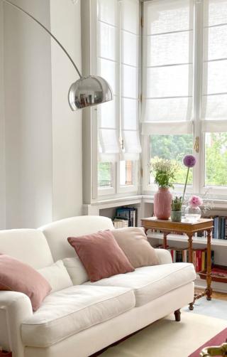 angolo finestra con nuove tende e nuovo divano