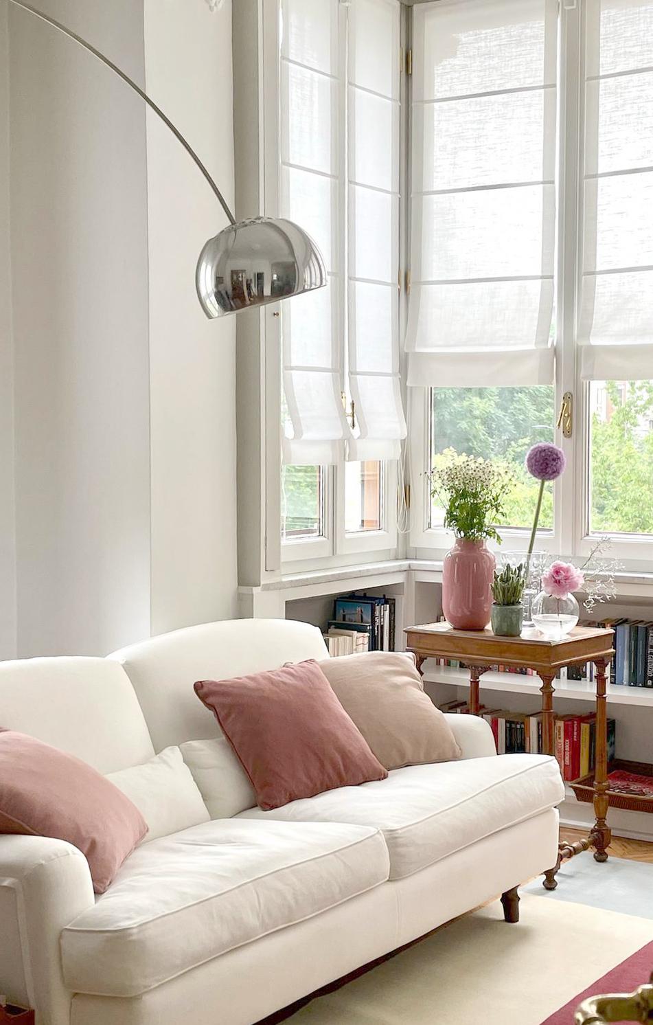 angolo finestra con nuove tende e nuovo divano