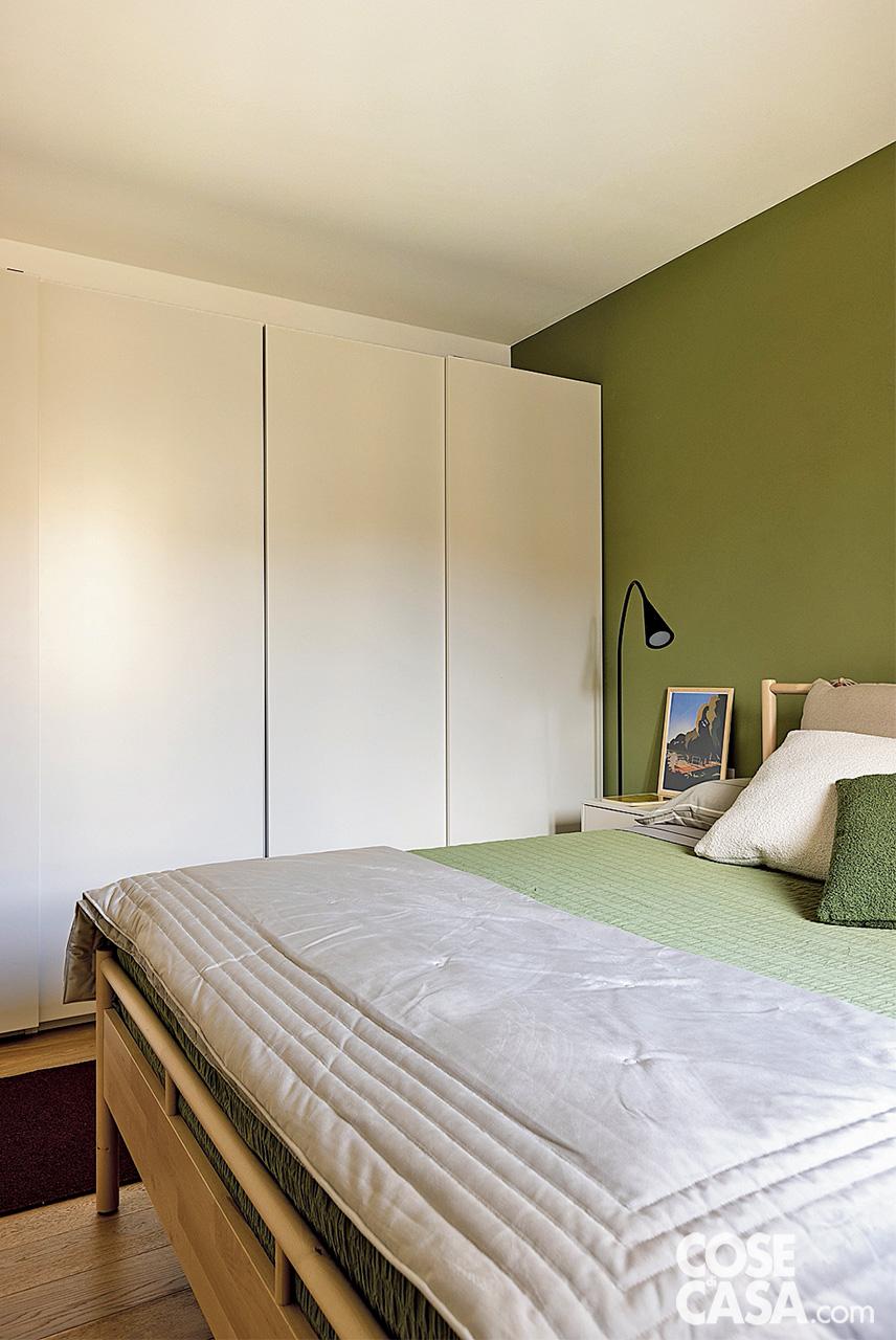 camera matrimoniale del bilocale con armadio in laccato bianco