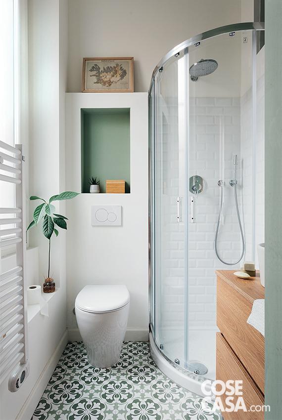 Cementine a pavimento e una nicchia verde salvia dietro ai sanitari introducono freschezza e movimento in un piccolo bagno dominato dal bianco. Il legno del mobile scalda la palette, rendendo l’ambiente accogliente. Cementine a pavimento e una nicchia verde salvia dietro ai sanitari introducono freschezza e movimento in un piccolo bagno dominato dal bianco. Il legno del mobile scalda la palette, rendendo l’ambiente accogliente.