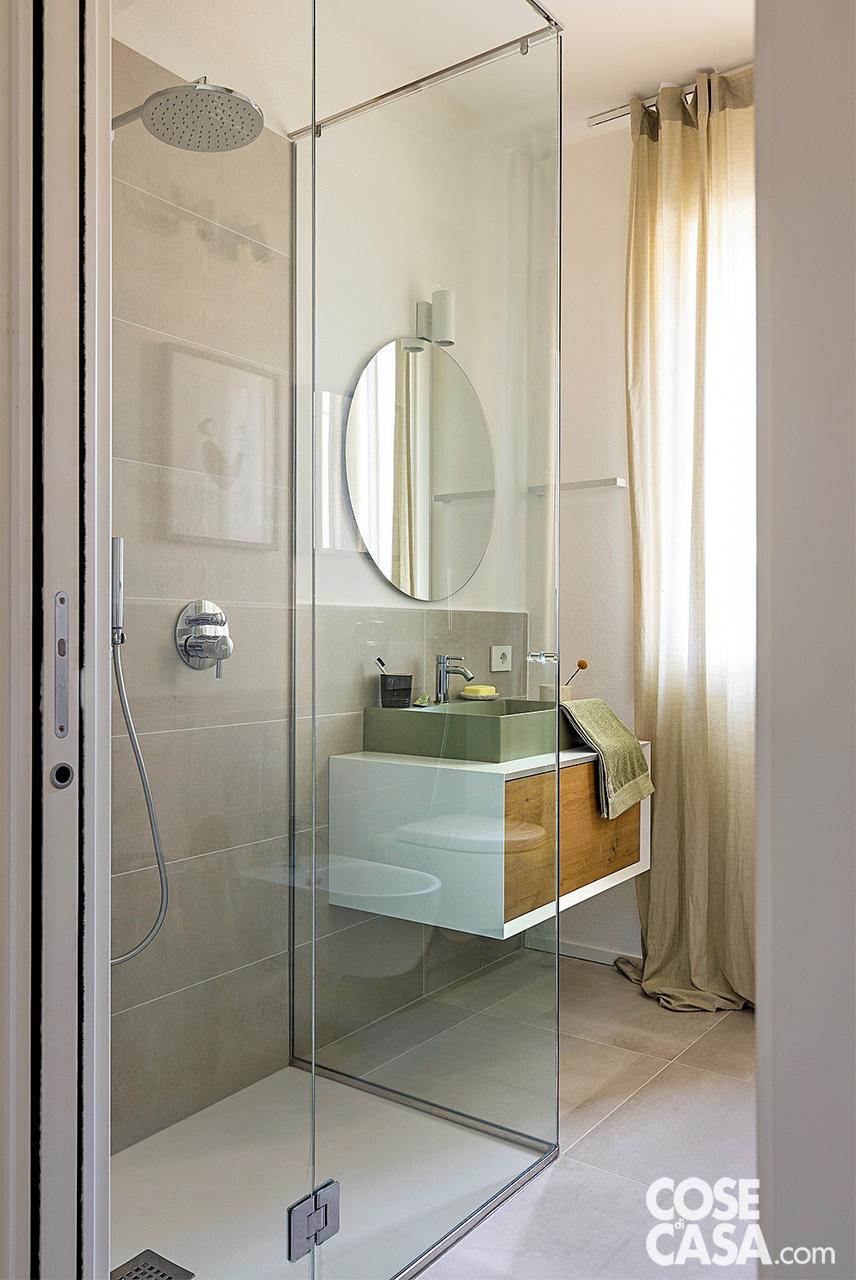 Nel bagno il lavabo rettangolare appoggiato sul mobile sospeso è Elegance di Azzurra: rubinetteria della seria Ceraline di Ideal Standard. Accessori e portasalviette sono di Gedy.