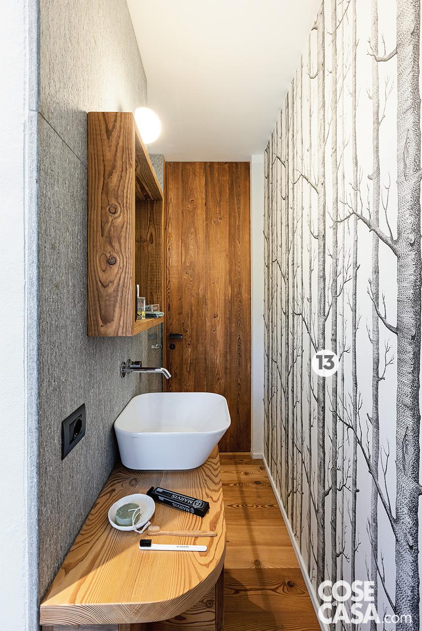 Il lavabo a ciotola appoggiato sul piano in legno è Wave di Simas con rubinetteria cromata Gill di Zucchetti-Kos. L'applique è il modello Pallina di Tansini. Il lavabo a ciotola appoggiato sul piano in legno è Wave di Simas con rubinetteria cromata Gill di Zucchetti-Kos. L'applique è il modello Pallina di Tansini.
