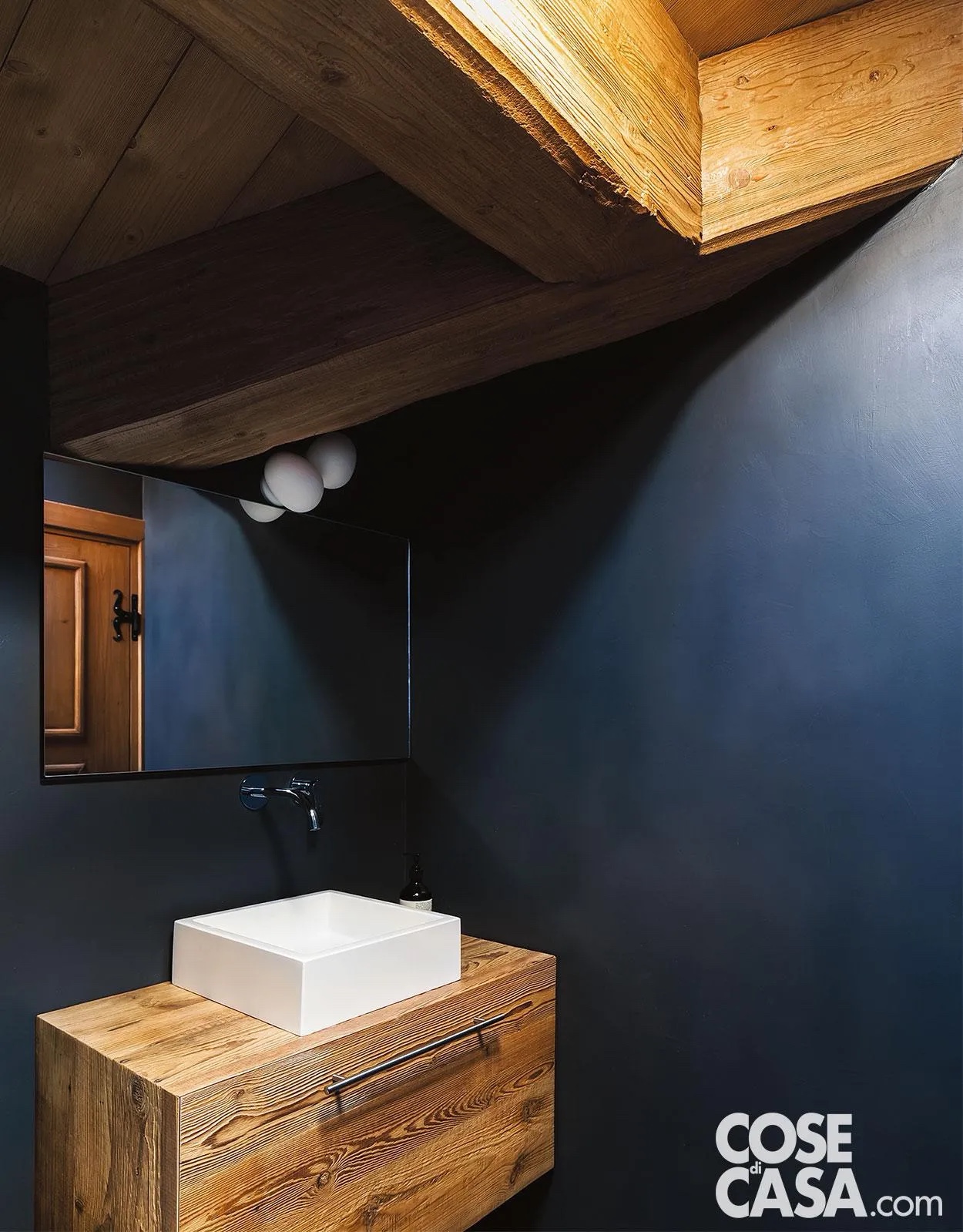 In mansarda, il piccolo bagno, accessibile dal disimpegno della camera, è di un colore grigio-blu che uniforma le pareti. Si tratta di resina cementizia, un prodotto composto da cemento e additivi a base di resine sintetiche: le superfici, senza giunti, sono resistenti agli urti, all’acqua, all’umidità e alle sostanze oleose. Questo tipo di rivestimento è quindi adatto anche all’interno del box doccia in muratura. In mansarda, il piccolo bagno, accessibile dal disimpegno della camera, è di un colore grigio-blu che uniforma le pareti. Si tratta di resina cementizia, un prodotto composto da cemento e additivi a base di resine sintetiche: le superfici, senza giunti, sono resistenti agli urti, all’acqua, all’umidità e alle sostanze oleose. Questo tipo di rivestimento è quindi adatto anche all’interno del box doccia in muratura.