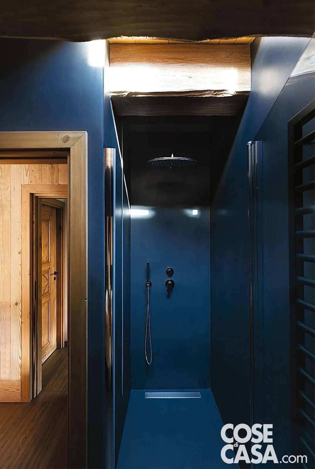 Questo bagno mansardato in montagna avvolge con pareti in resina grigio-blu e finiture in legno chiaro. L’illuminazione naturale del lucernario esalta la matericità delle superfici, creando un rifugio caldo e accogliente.Nel bagno il lavabo in solid surface, appoggiato sul mobile in legno, è di Casabath con rubinetteria Lissoni di Fantini. Il piatto della doccia in muratura dotato di sistema di scarico con griglia rivestibile è di Schlueter. Il lucernario è di Velux. Questo bagno mansardato in montagna avvolge con pareti in resina grigio-blu e finiture in legno chiaro. L’illuminazione naturale del lucernario esalta la matericità delle superfici, creando un rifugio caldo e accogliente.Nel bagno il lavabo in solid surface, appoggiato sul mobile in legno, è di Casabath con rubinetteria Lissoni di Fantini. Il piatto della doccia in muratura dotato di sistema di scarico con griglia rivestibile è di Schlueter. Il lucernario è di Velux.
