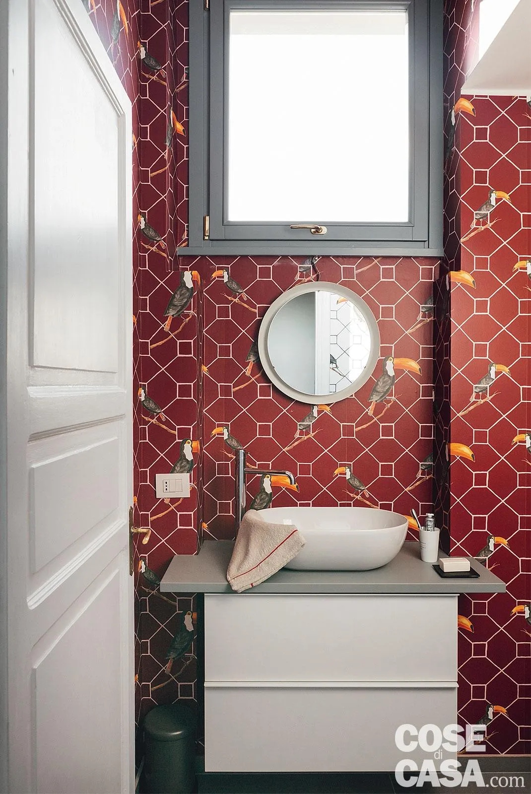 Lo spazio lungo e stretto di questo piccolo bagno si trasforma grazie a una carta da parati dalla forte personalità, proposta in due varianti cromatiche che suddividono visivamente le zone del bagno. Lo spazio lungo e stretto di questo piccolo bagno si trasforma grazie a una carta da parati dalla forte personalità, proposta in due varianti cromatiche che suddividono visivamente le zone del bagno.