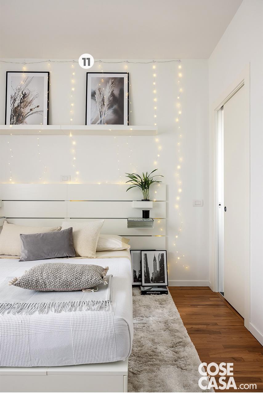 camera matrimoniale con testiere del letto a doghe bianche orizzontali