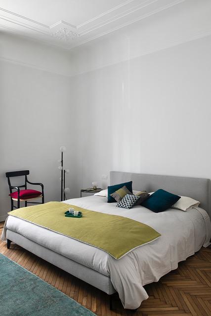 Una nella camera da letto, molto spaziosa, tutta bianca e con dei bei soffitti alti. Questa era la camera prima del restyling, che è servito a personalizzare e scaldare la zona notte, rendendola più accogliente e confortevole.