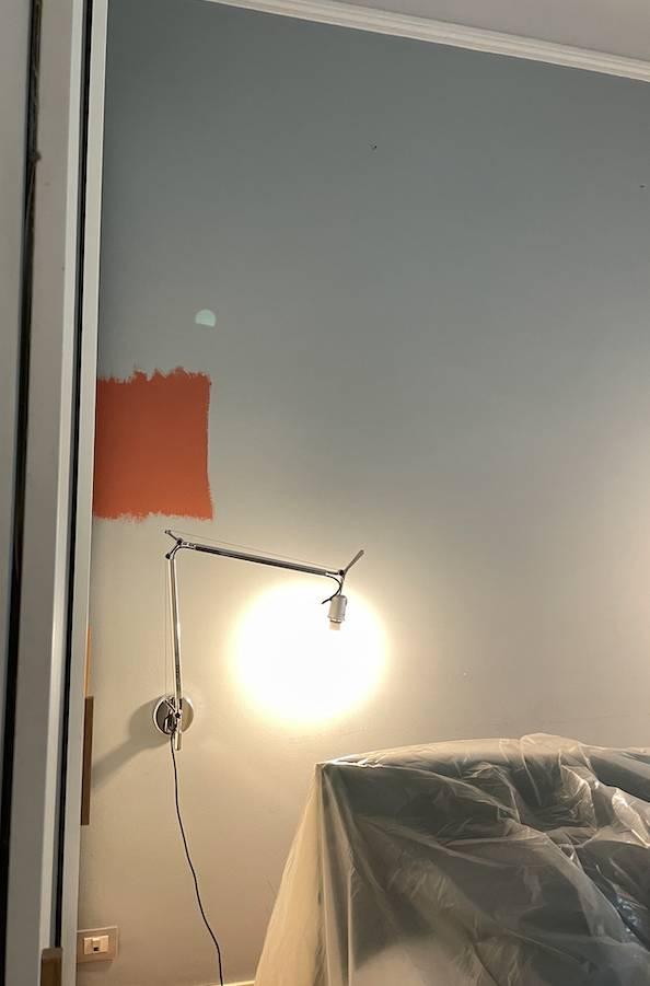 camera prima del relooking e prova colore a parete